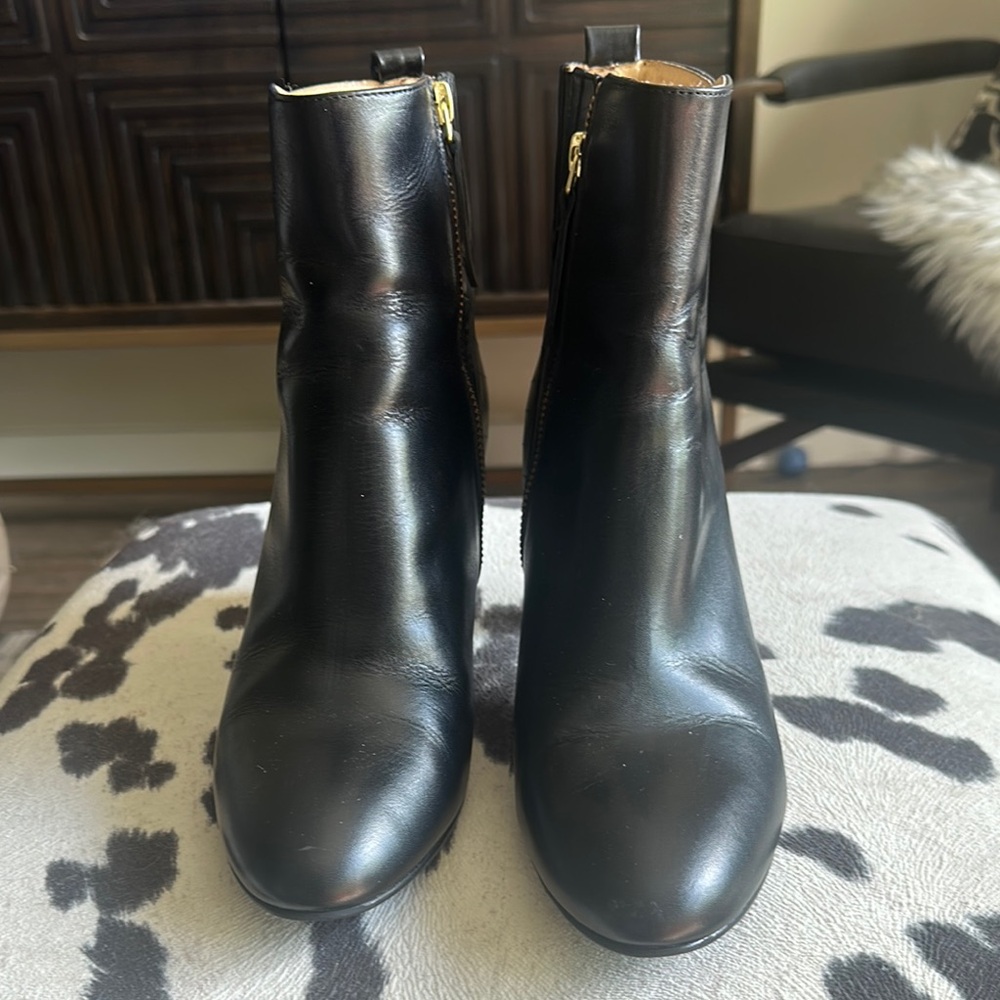 Sleek Ukie Black Ankle Boots with Elastic Panels